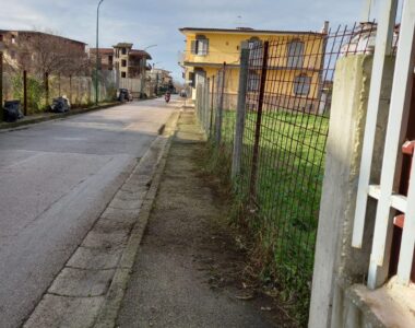 FOTOGALLERY — Diserbo e spazzamento manuale: intervento a Via Etna e nelle traverse limitrofe