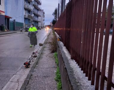 FOTOGALLERY — Diserbo e spazzamento manuale: intervento sulla Sannitica e nelle strade limitrofe